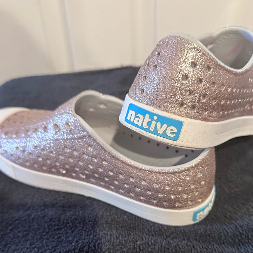 Girls gold glitter Natives size 4